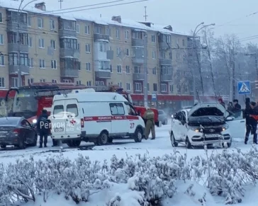 Фото: В Кемерове на перекрёстке столкнулись две легковушки 2