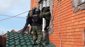 Фото: Спецназ взял штурмом дом цыганки-наркоторговки в Кемерове 1