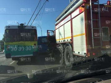 Фото: Очевидцы: автобус, троллейбус и автомобиль столкнулись на Кузбасском мосту в Кемерове 1