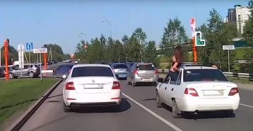 Фото: Кемеровского водителя оштрафовали за перевозку слишком «горячих» пассажиров 1
