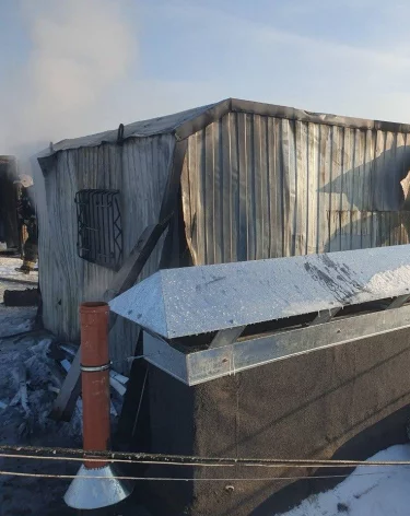 В Кемерове строительный вагончик на крыше жилого дома привёл к пожару