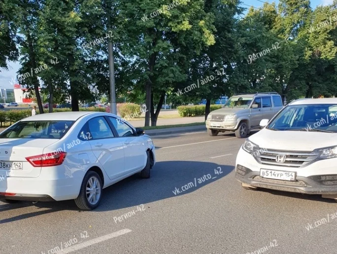 Фото: В Кемерове произошло ДТП с участием автомобиля такси. О происшествии сообщают в соцсетях очевидцы 2