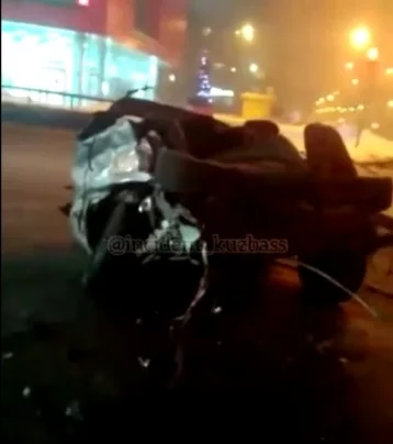 Фото: В Новокузнецке автомобиль разорвало на части в результате ДТП 1
