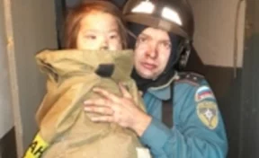 Кузбасские пожарные ночью спасли из огня трёх детей