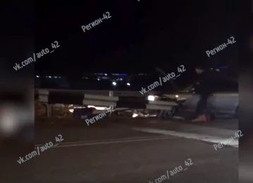 Фото: В Кемерове на Кузбасском мосту автомобиль снёс дорожное ограждение 1