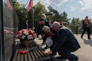 Фото: Кемеровчане возложили цветы к монументу «Память шахтёрам Кузбасса» 3