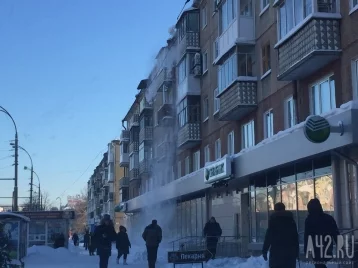 Фото: В мэрии Кемерова прокомментировали опасную чистку снега с крыши пятиэтажки 1