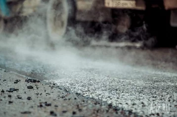 Фото: «Чёрная дыра»: кемеровчане заметили глубокую яму на дороге 1