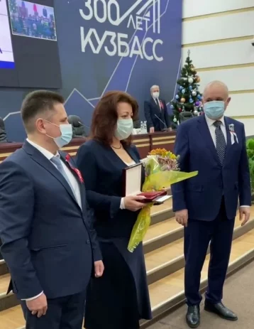Фото: Власти присвоили главврачу инфекционной больницы звание «Герой Кузбасса» 1