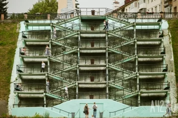 Фото: «Ждёте, когда рухнет?»: кемеровчанин пожаловался мэру на дырявую лестницу на набережной 1