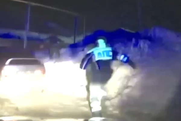 В Кузбассе пьяный водитель пытался спрятаться от полицейских в сугробе 