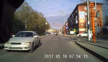Фото: В Кемерове оштрафовали водителя, выехавшего на встречную полосу на красный свет 1