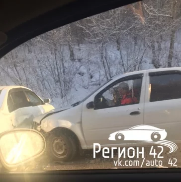 Фото: В Кемерове на Логовом шоссе из-за аварии встало движение 1