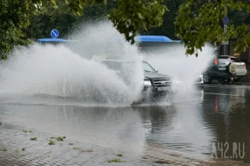 Фото: Лужи в ТРЦ и пробки в 9 баллов: Новокузнецк затопило ливнем 1