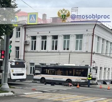 Фото: В Ногинске питбайк врезался в пассажирский автобус 1