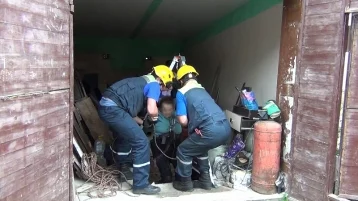 Фото: В Кемерове спасатели пришли на помощь пенсионерке, упавшей в погреб 1