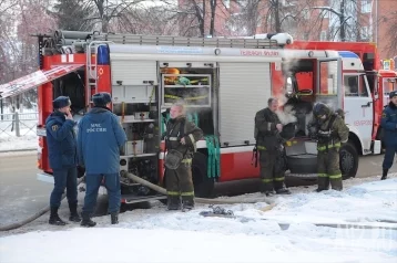 Фото: Семь пожарных машин выехали на тушение возгорания в центре Кемерова 5