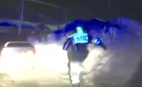 В Кузбассе пьяный водитель пытался спрятаться от полицейских в сугробе 
