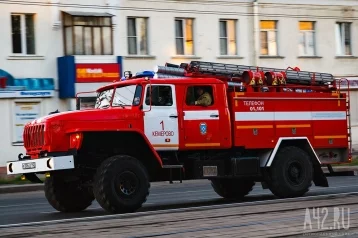 Фото: Кузбасские пожарные спасли женщину из горящей многоэтажки   1