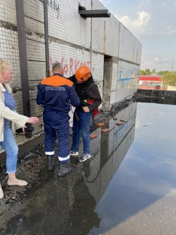 Фото: В Кузбассе спасателя сняли мужчину с крыши заброшенной пятиэтажки 2