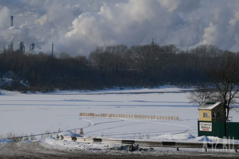 Фото: «Похоже на Стоунхендж»: кемеровчане заметили необычную конструкцию на льду Томи у Кузнецкого моста 8