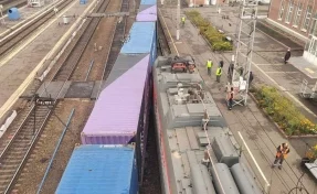 В Кузбассе поезд столкнулся с соседним локомотивом