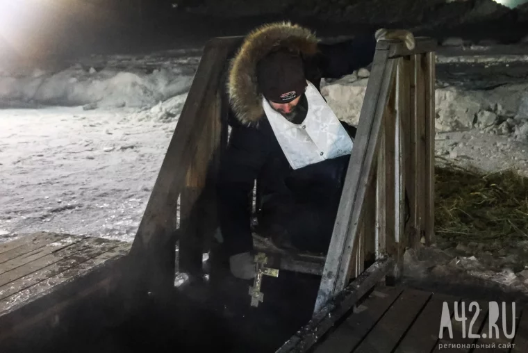 Фото: В прорубь в -40: как прошли крещенские омовения в Кемерове в 2026 году 47