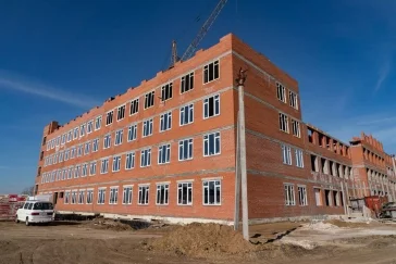 Фото: Кирпичная кладка и монтаж окон: власти Кемерова рассказали о ходе строительства школы на 825 мест 2
