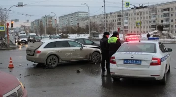Фото: В Кемерове водитель Audi в состоянии наркотического опьянения протаранил стоявший Ford, есть погибший 1