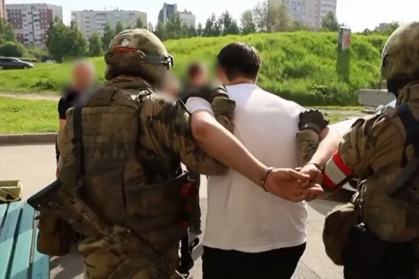 В Кемерове 4 курьера помогли мошенникам похитить 4,5 млн рублей, большую часть отдал 17-летний подросток