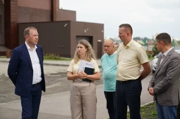 Фото: Мэр Кемерова проверил дом с протекающей крышей на бульваре Строителей 1
