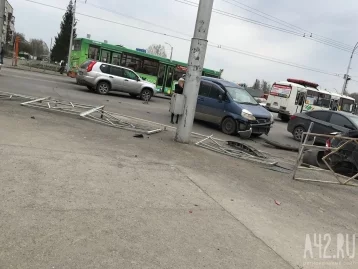 Фото: В Кемерове столкнувшиеся минивэн и легковушка снесли пешеходное ограждение 4