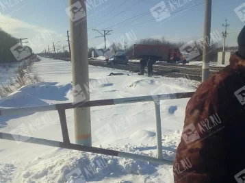 Фото: В Кузбассе столкнулись автомобиль и поезд: есть пострадавшие 1