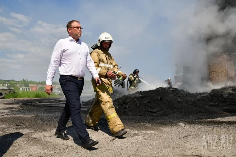 Фото: Мэр Кемерова о пожаре возле рынка «Сотка»: «Не должно быть никакой ошибки» 1