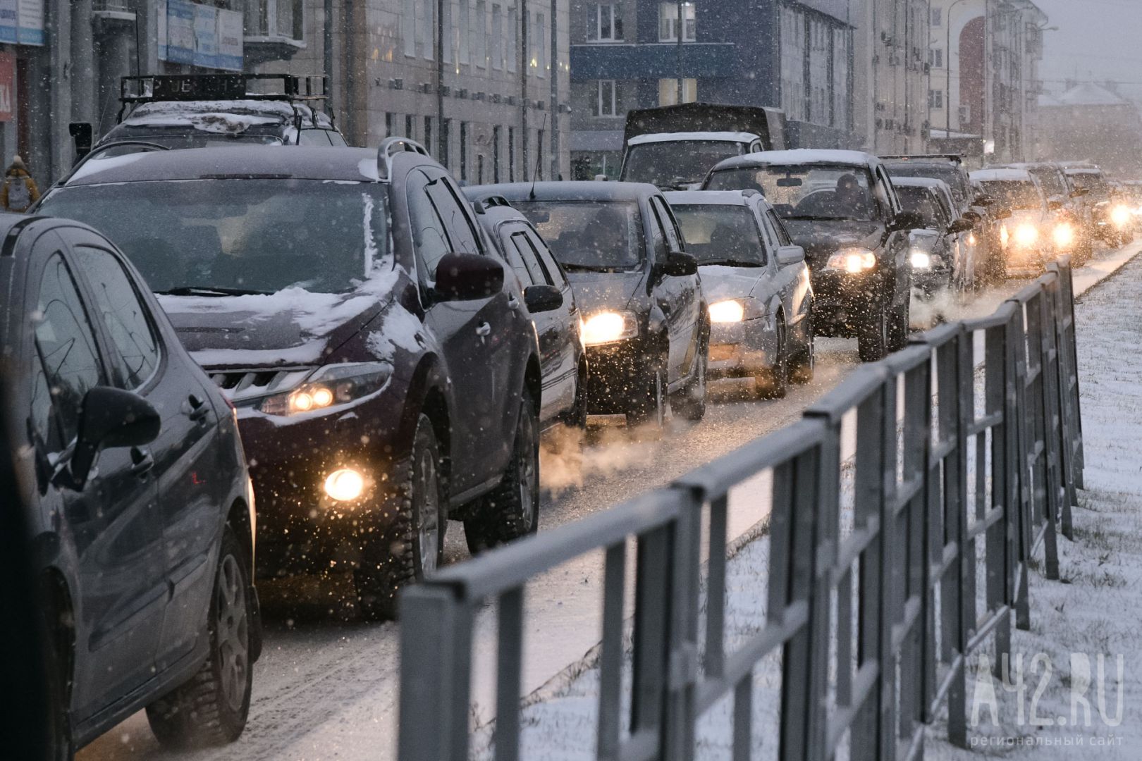 В Кемерове из-за снегопада дороги сковали пробки в 9 баллов