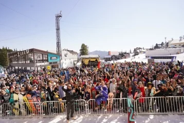 Фото: «Более 35 тысяч человек»: на фестивале GrelkaFest в Шерегеше зафиксировали рекордное число людей 1