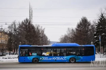 Фото: «Просверлили весь автобус»: кемеровчан удивило новогоднее украшение общественного транспорта 1