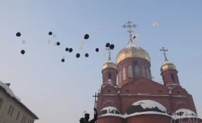 Кемеровчане запустили в небо шары в память о погибших в ДТП