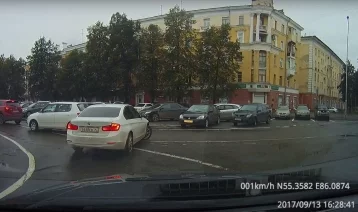 Фото: Кемеровчанин на BMW объехал пробку по встречной полосе 1