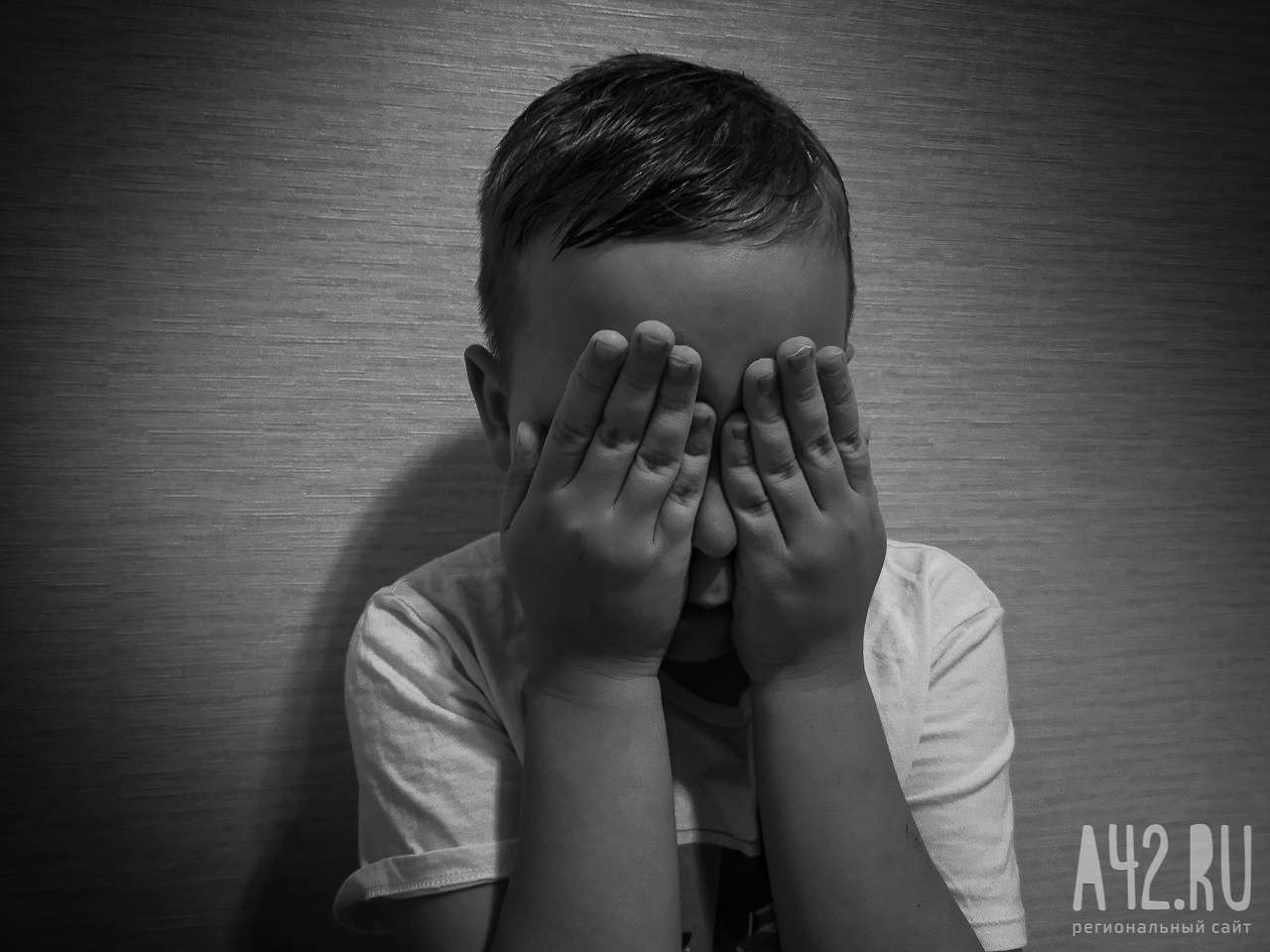 В Саратовской области ночью на остановке нашли раздетого четырёхлетнего мальчика