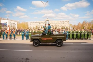 Фото: В Кемерове, Новокузнецке и Юрге прошли торжественные марши военной техники 3