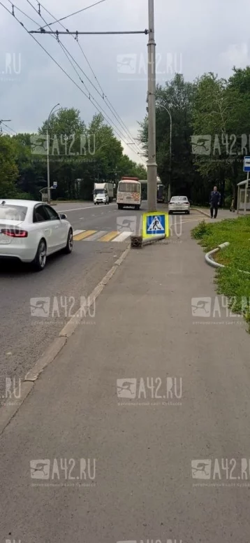 Фото: Очевидцы: в Кемерове танк снёс дорожный знак 3