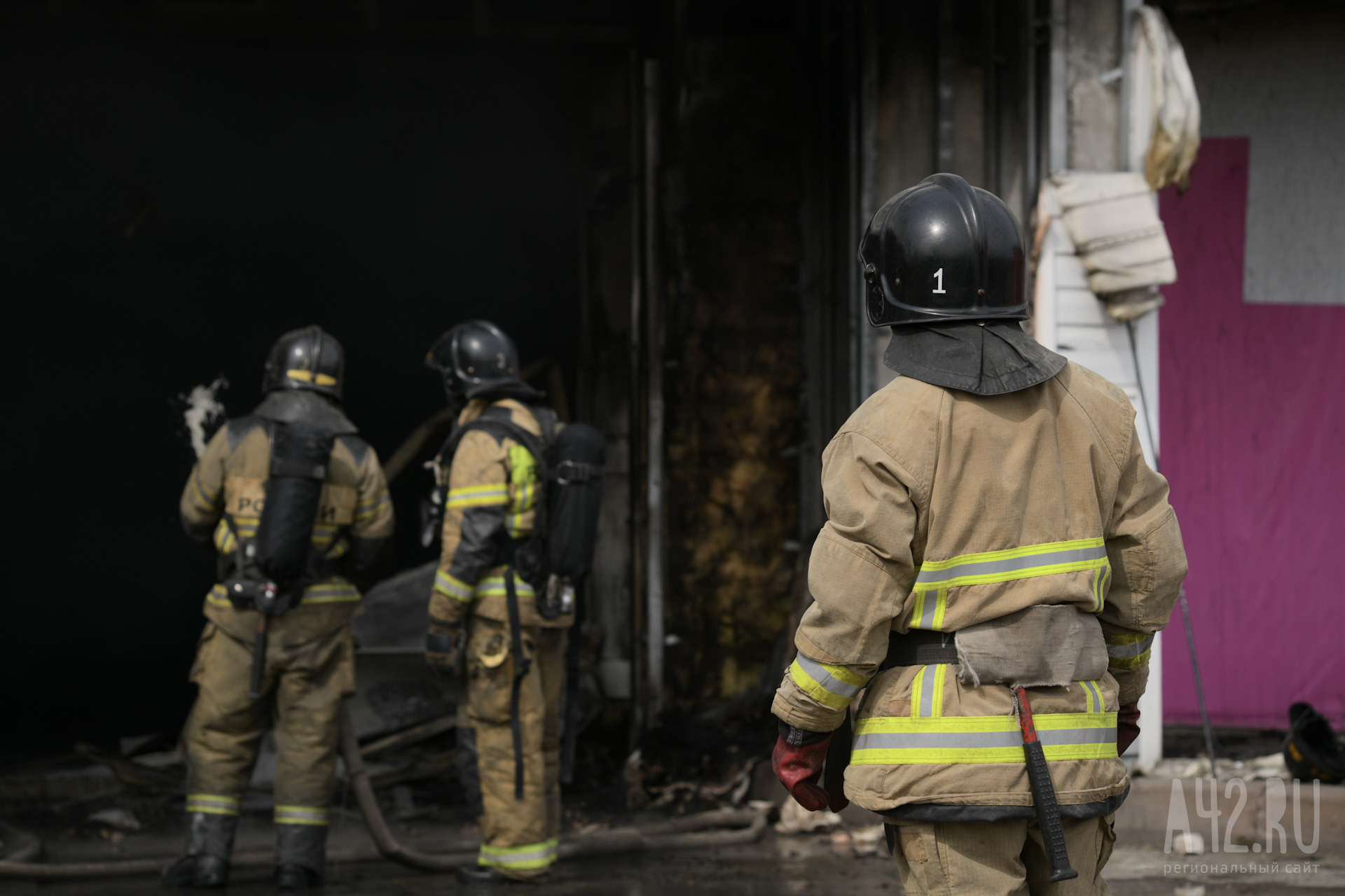 В Кемерове пожарные потушили загоревшийся астомобиль