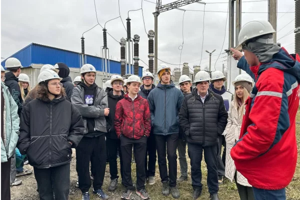 «Мы из будущего»: школьники из Кузбасса познакомились с работой энергетиков на подстанции «Мирная»