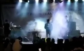 В Индонезии цунами во время концерта смыло музыкантов и зрителей 