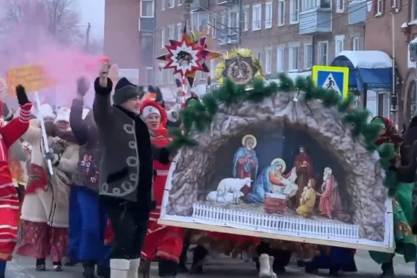 Купцы, колядки и ряженые: большой рождественский парад прошёл в Мариинске