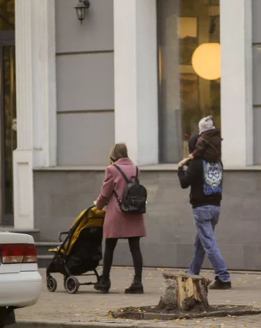 В Кузбассе молодым семьям будут выдавать детские коляски и кроватки напрокат