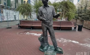 Надели защитную маску: актёр из Кемерова поблагодарил за заботу о памятнике Гене Букину