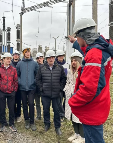«Мы из будущего»: школьники из Кузбасса познакомились с работой энергетиков на подстанции «Мирная»