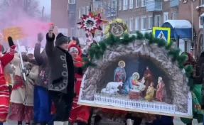 Купцы, колядки и ряженые: большой рождественский парад прошёл в Мариинске